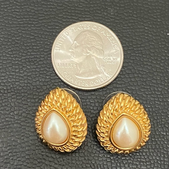 Vintage MONET Signed Gold-tone Teardrop Faux Pearl Earrings 11.0g - Picture 5 of 13
